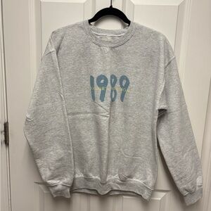 Gray 1989 Graphic Women’s Sweatshirt